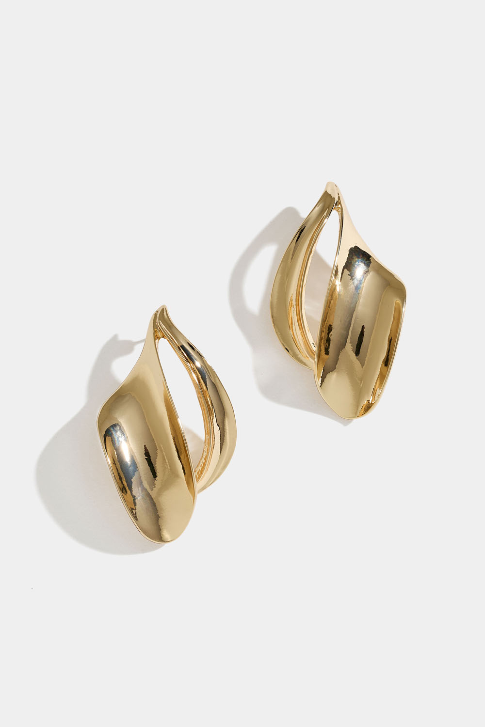 Diamantformede øreringe med afrundet design, guldfarvede