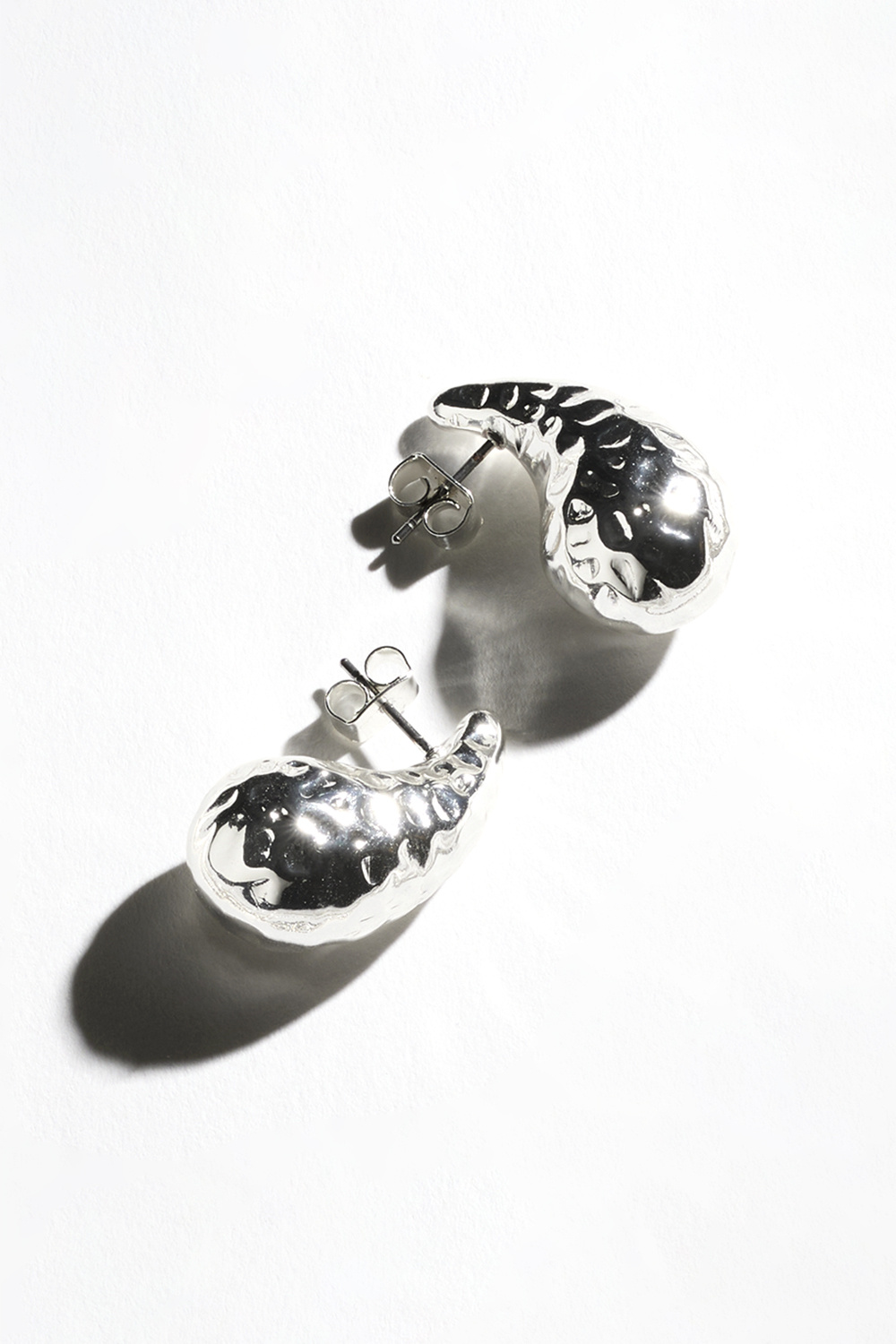 Hamrede, dråbeformede øreringe, sølvfarvede