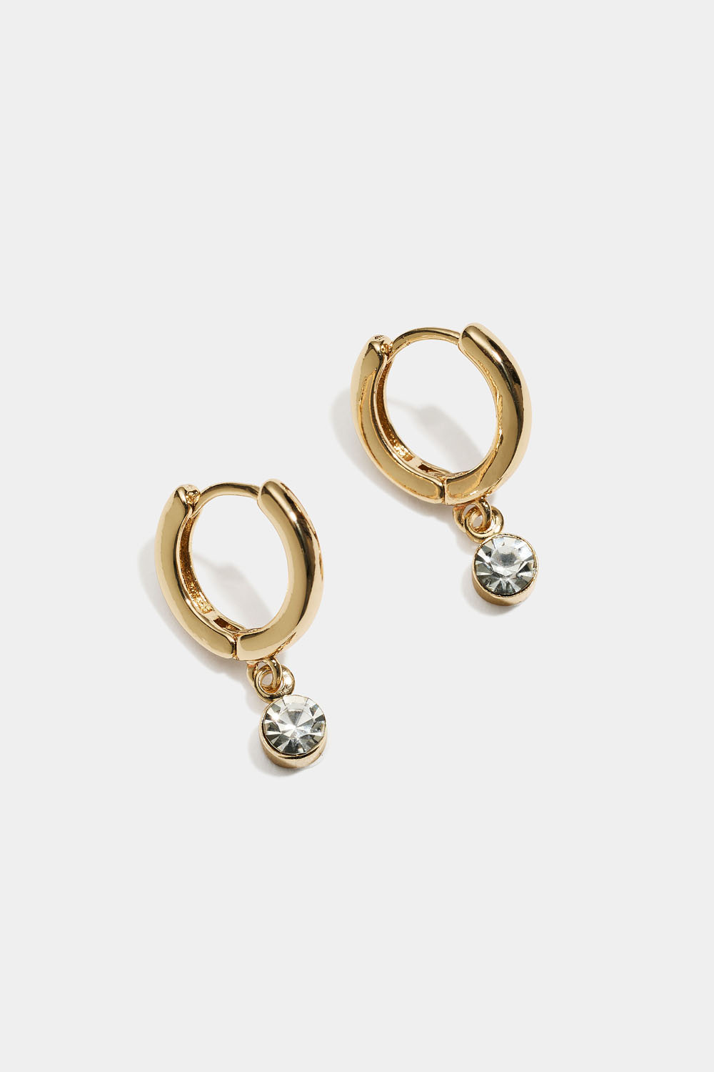 Små guldfarvede hoops med hængende glassten
