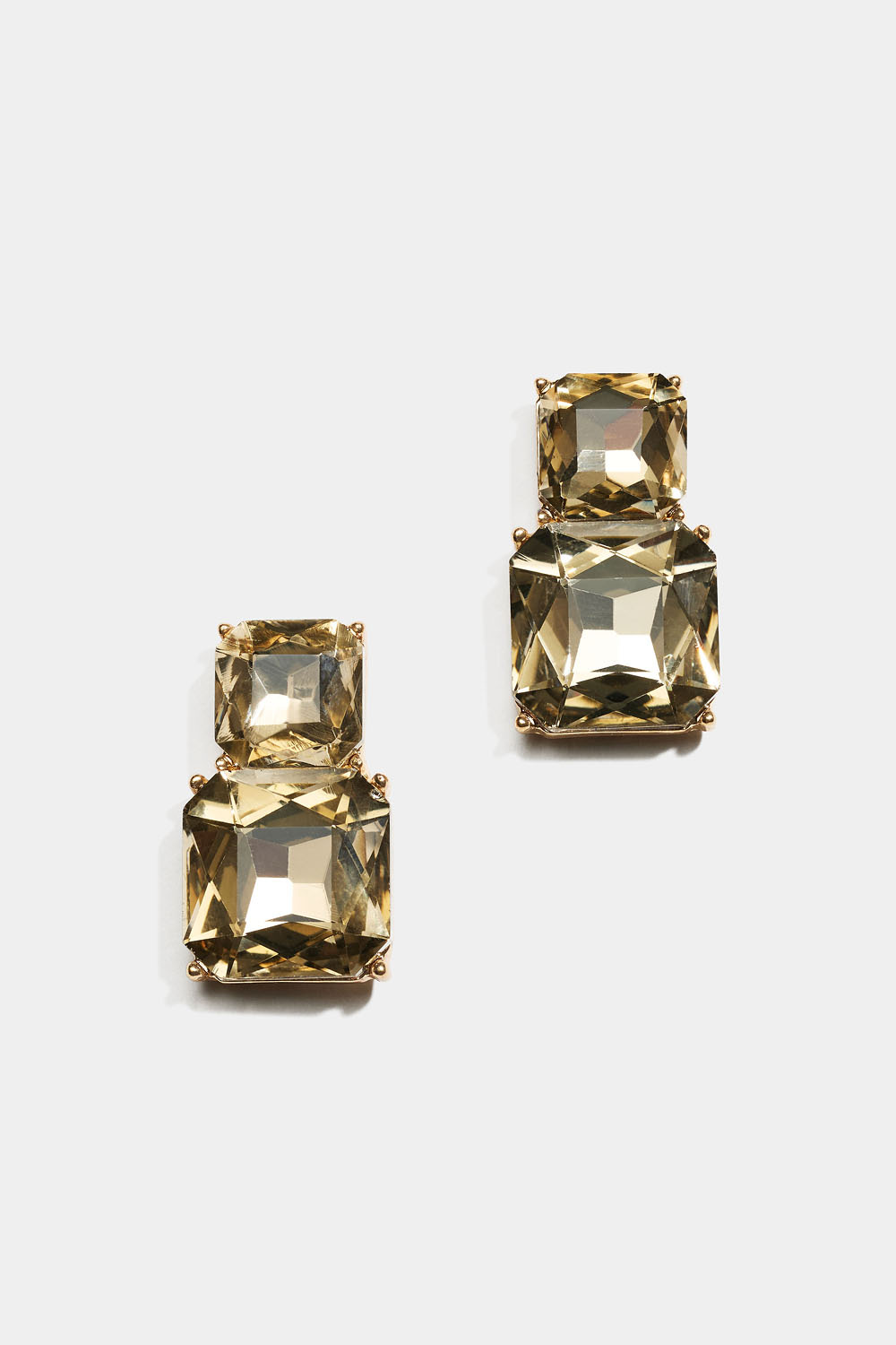 Øreringe med to, lysebrune kvadratiske glassten