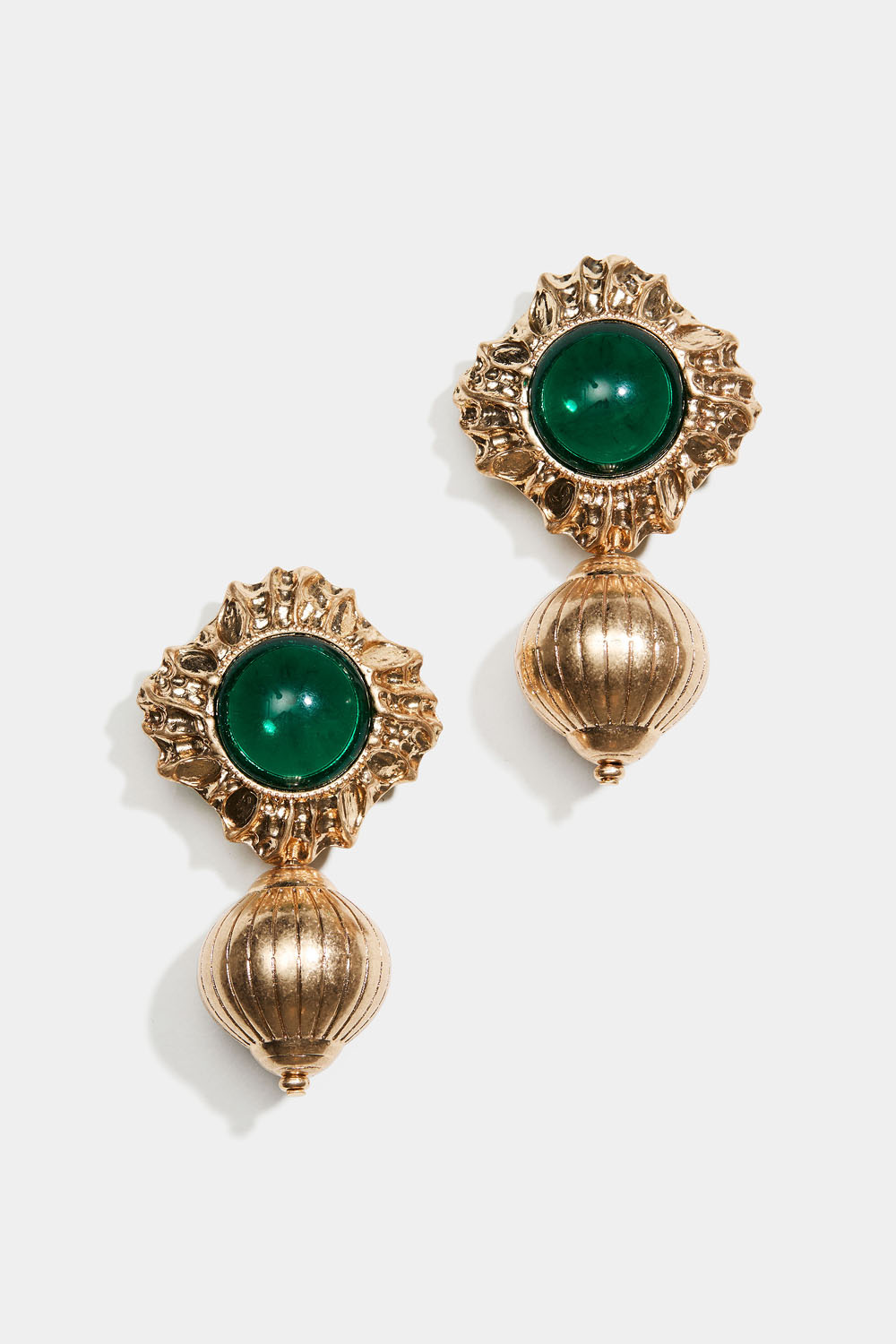 Ornamentale øreringe med grøn sten