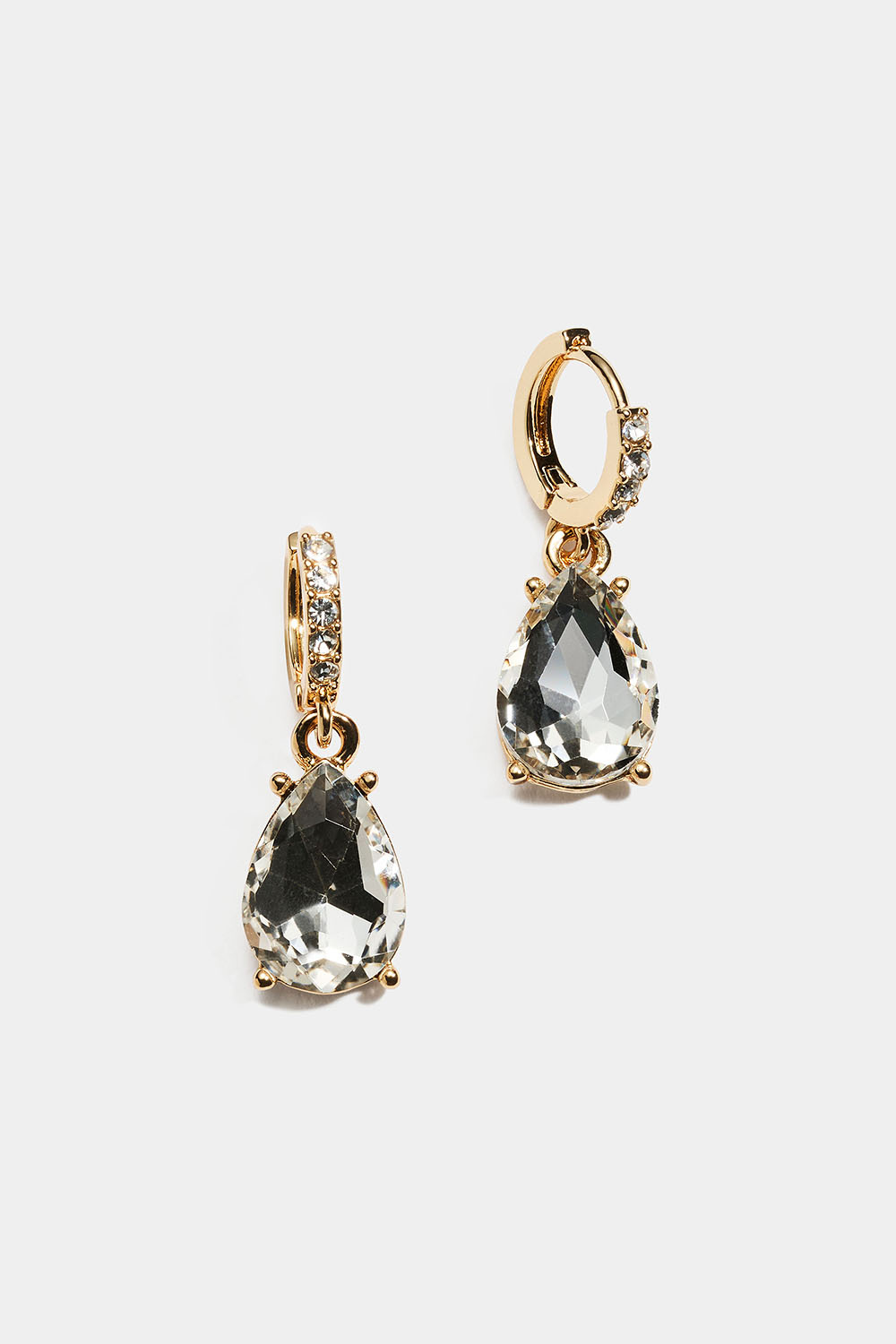 Små guldfarvede hoops med hængende dråbeformede sten