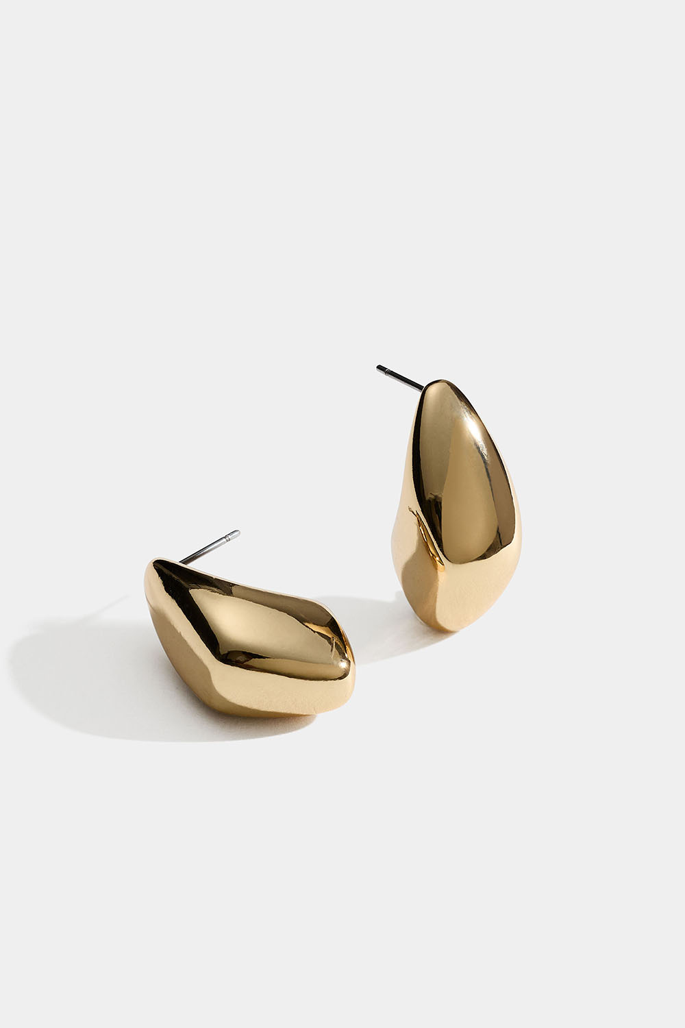 Guldfarvede øreringe i kantet dråbeform