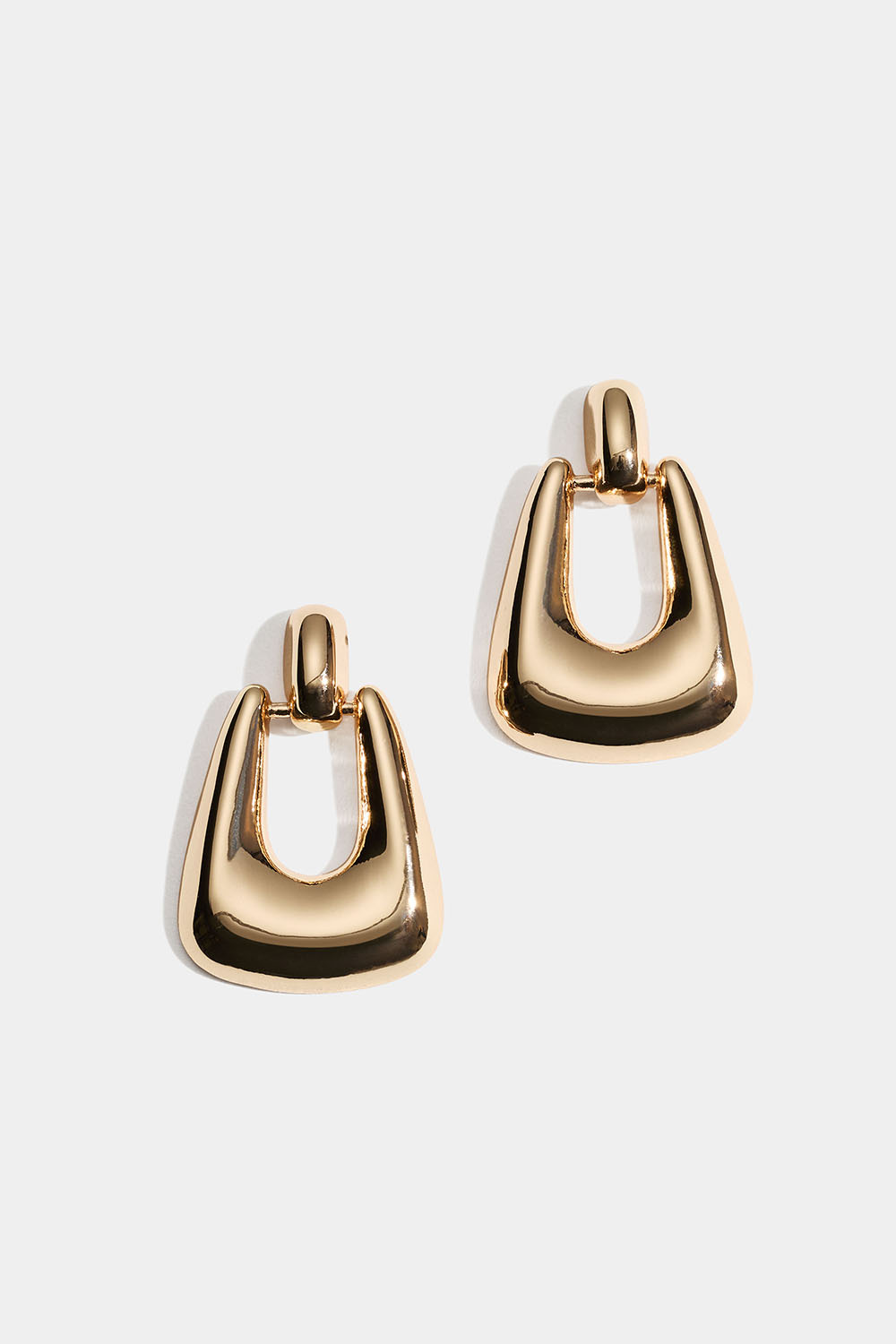 Guldfarvede øreringe i blankt metal.