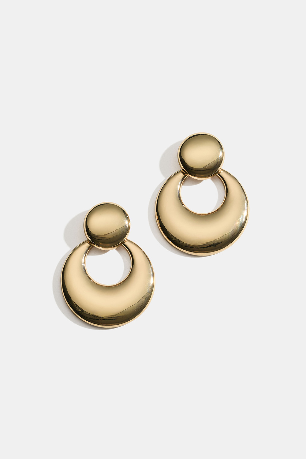 Guldfarvede øreringe med runde former