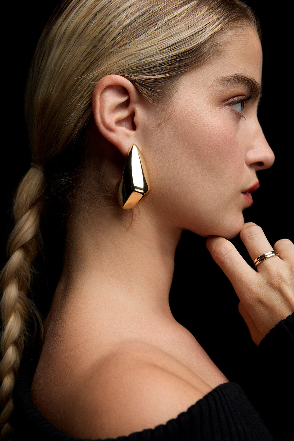 Store guldfarvede øreringe i en kantet dråbeform