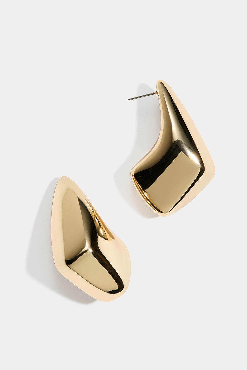 Store guldfarvede øreringe i en kantet dråbeform