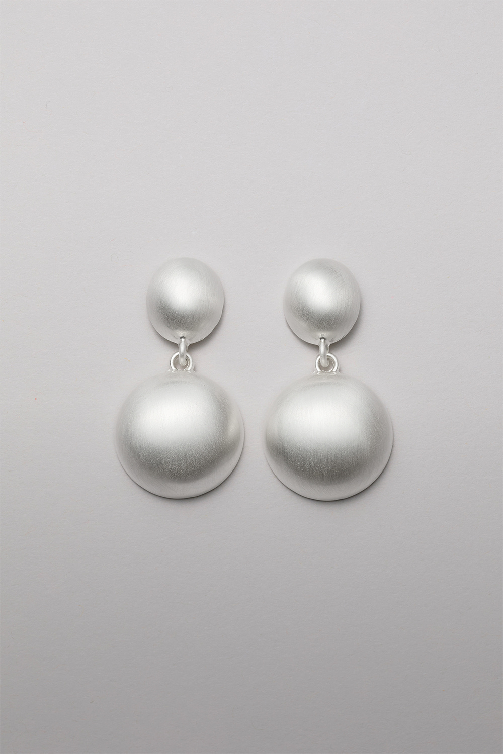 Øreringe med cirkler og børstet overflade