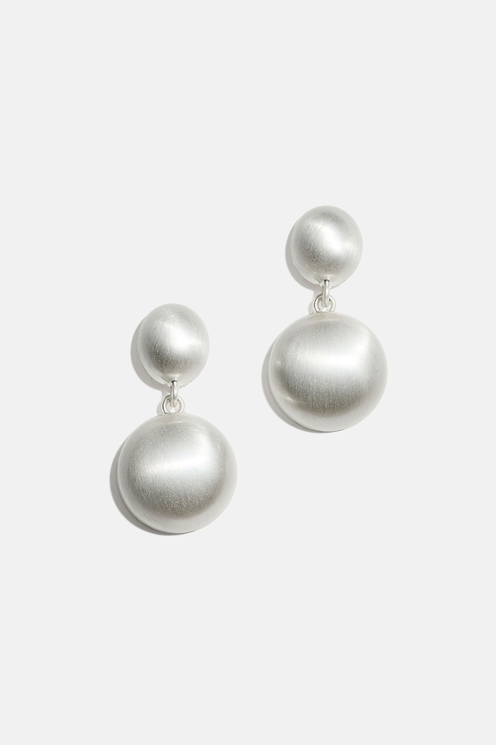 Øreringe med cirkler og børstet overflade