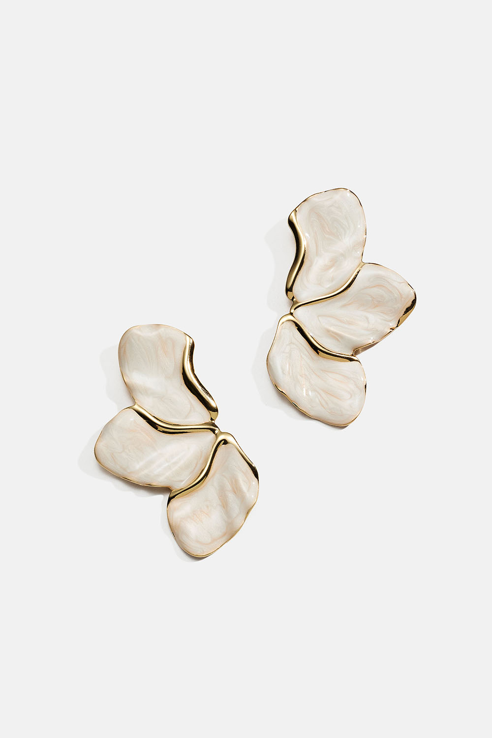 Hvide blomsterbladformede øreringe