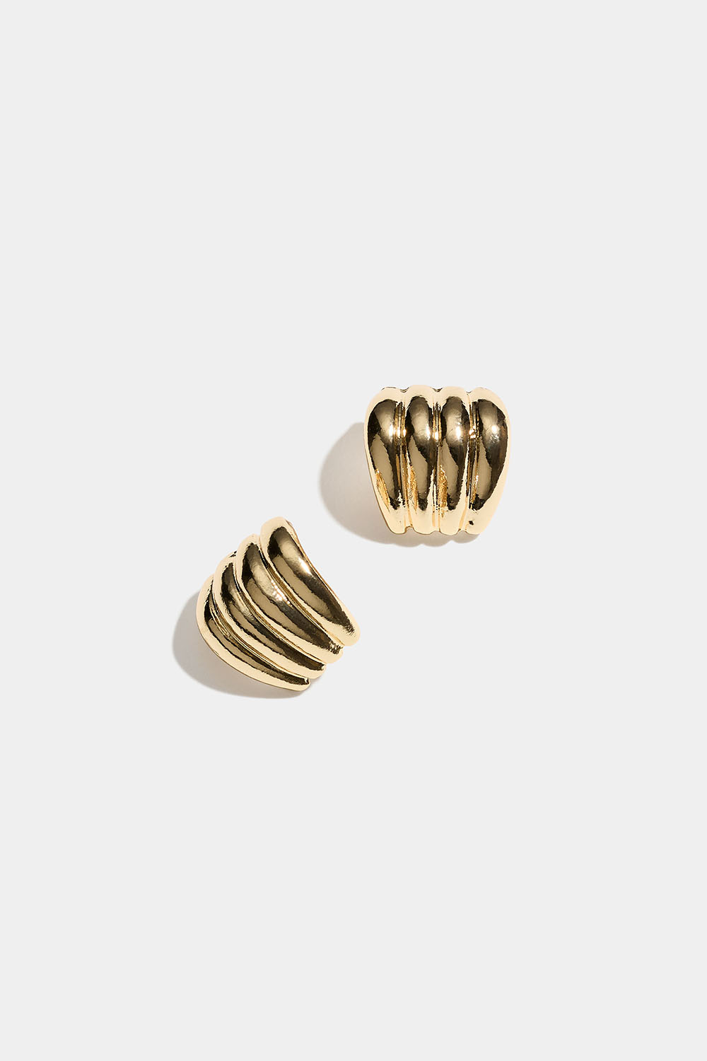 Riflede guldfarvede øreringe med chunky design