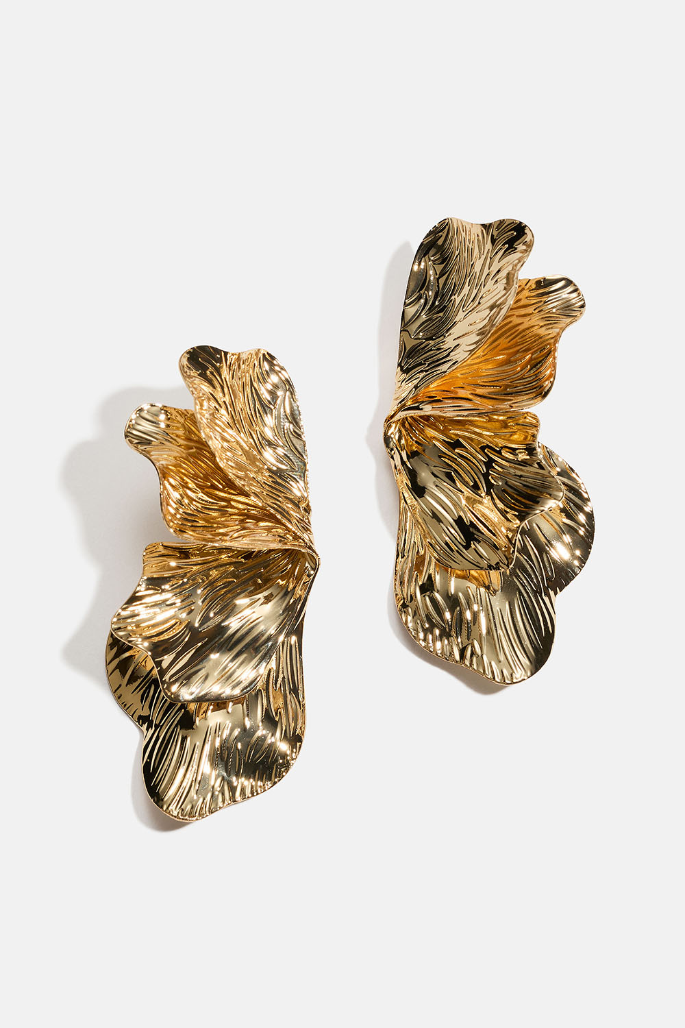 Guldfarvede klipsøreringe formet som blomsterblade