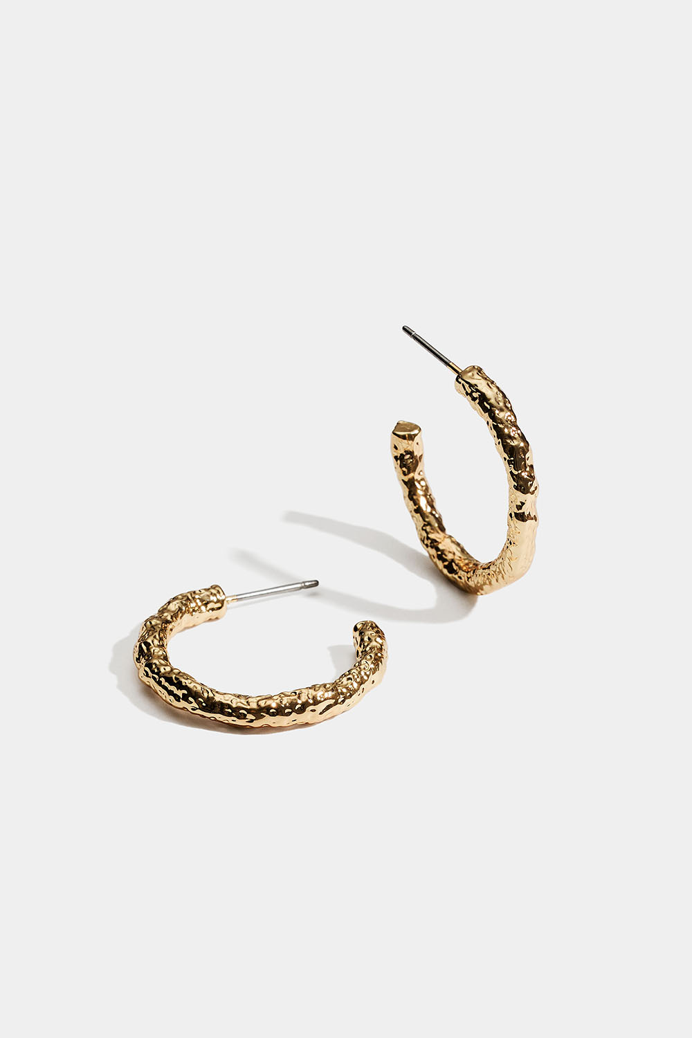 Guldfarvede smalle hoops med hamret design