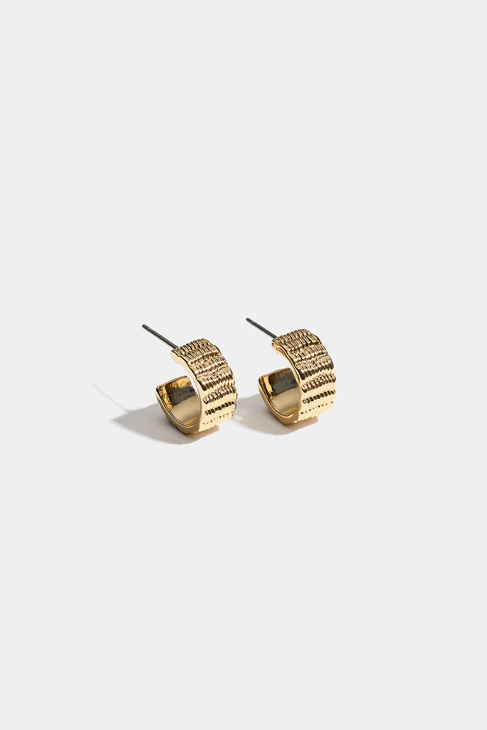 Små, brede guldfarvede hoops i riflet design