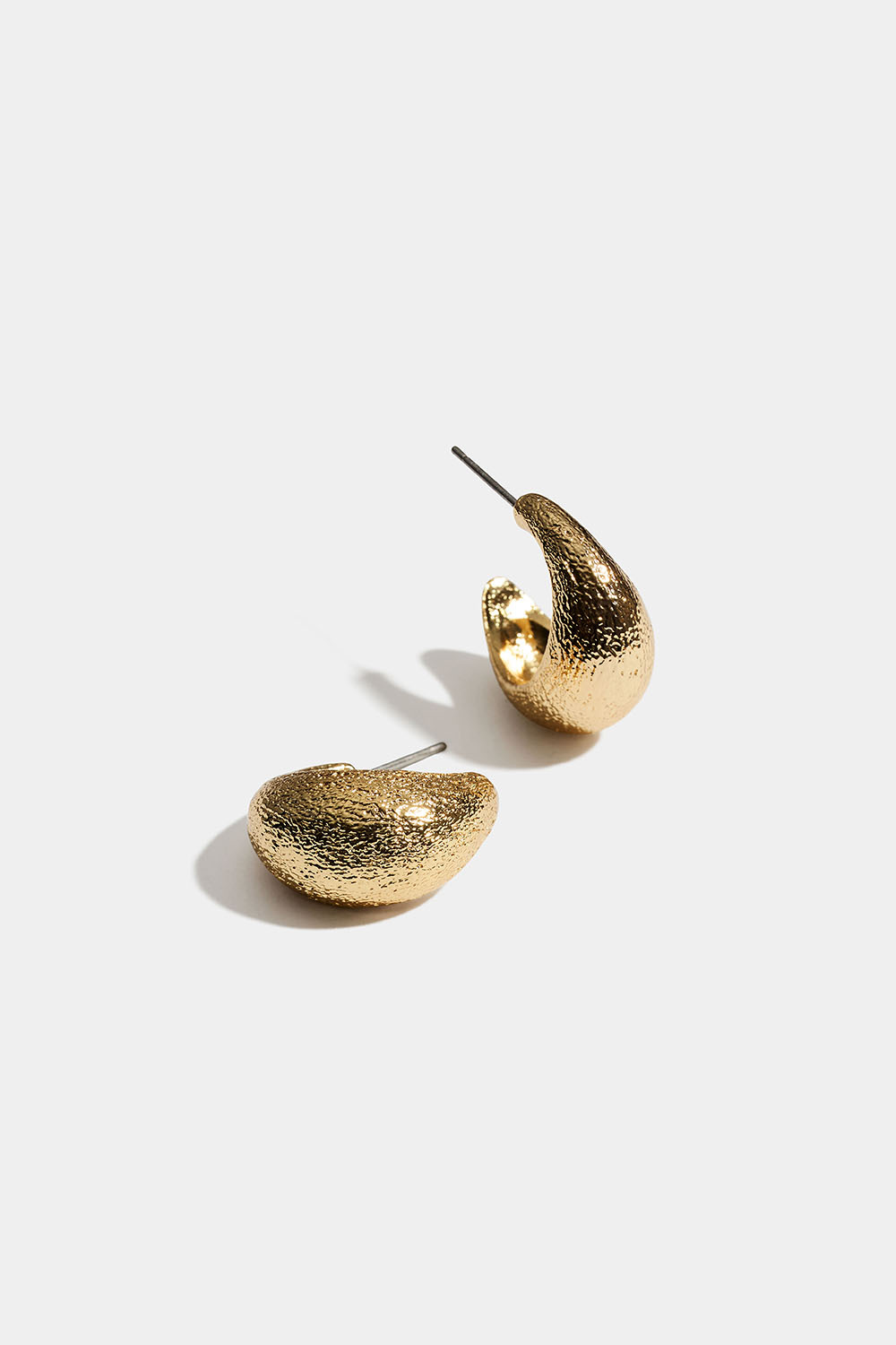 Chunky, guldfarvede hoops med hamret design