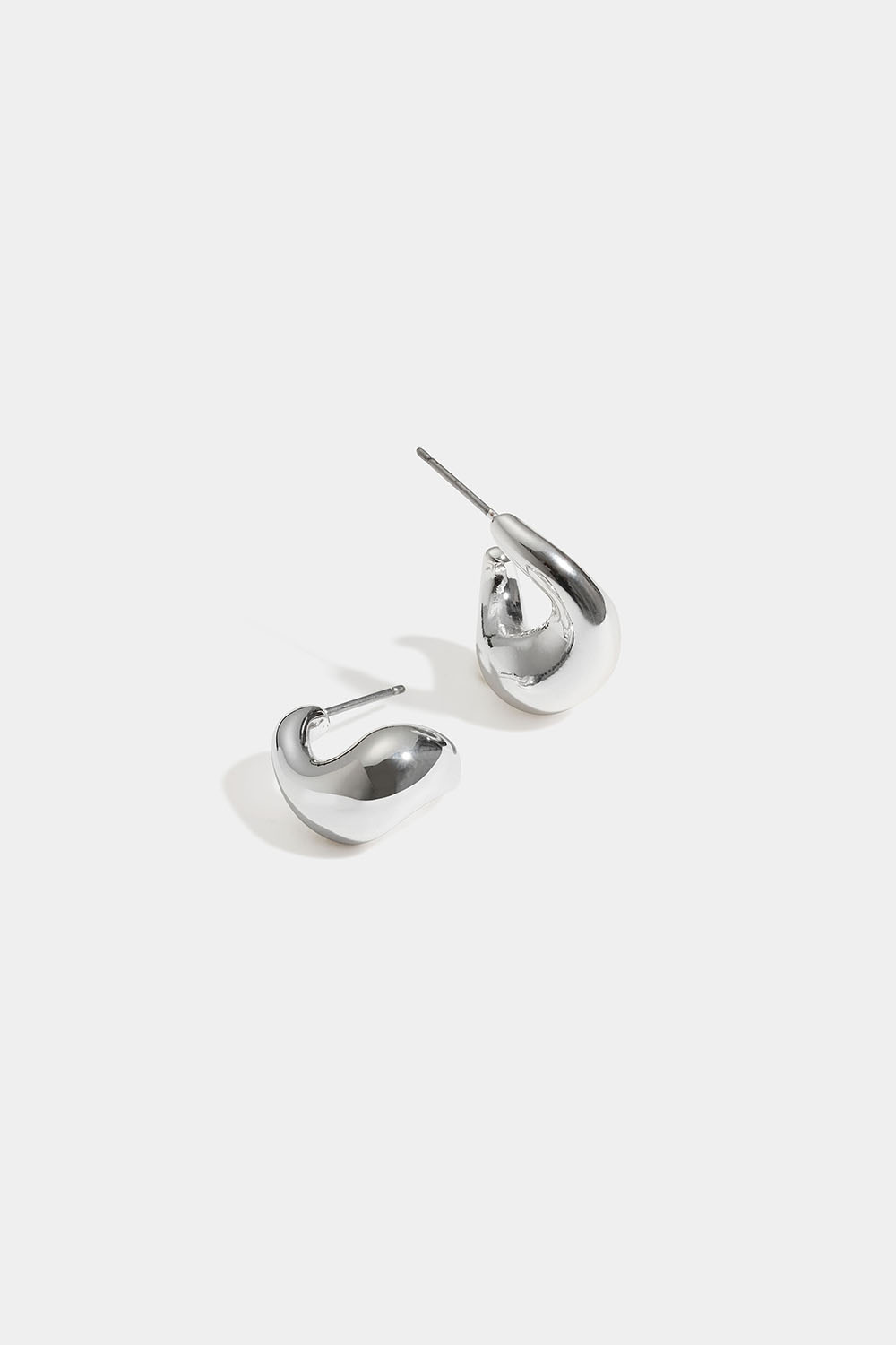 Små, chunky hoops i buet design