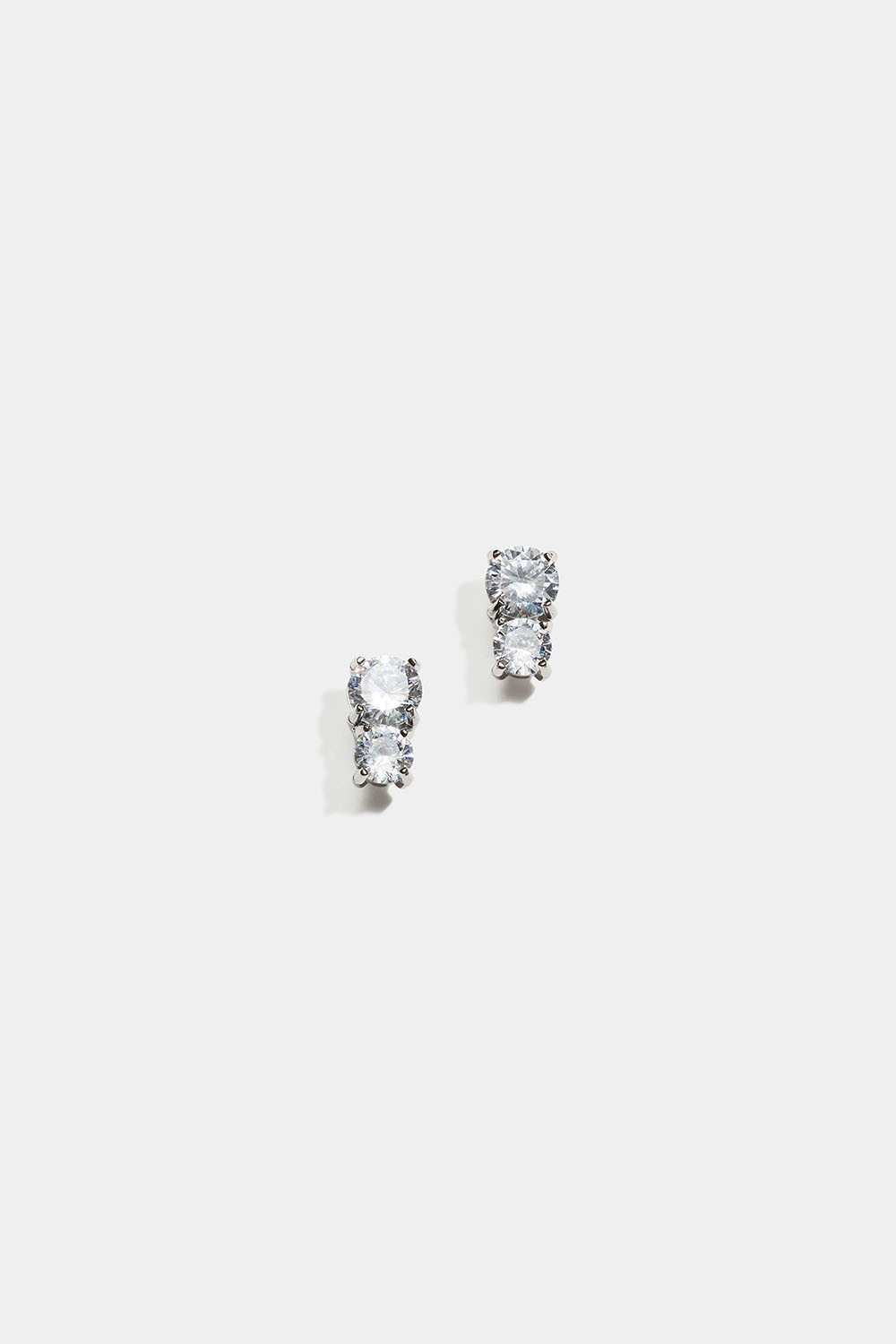 Ørestikker i stål med to Cubic Zirconia-sten