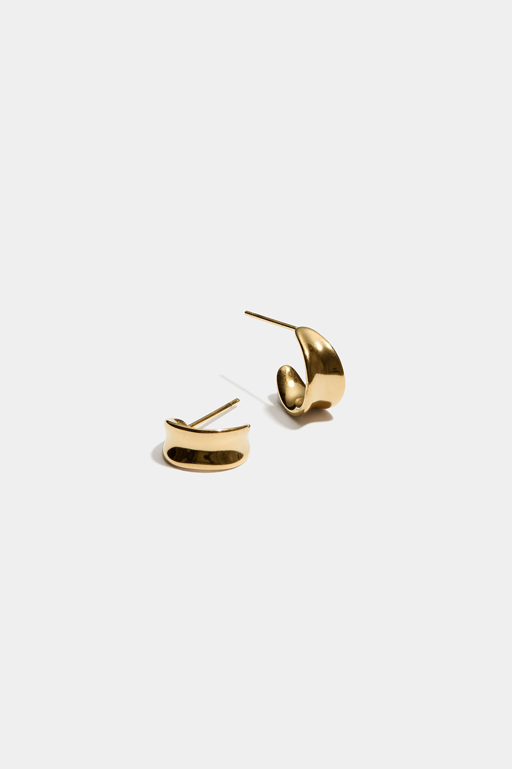 Små ringe i 18 karat forgyldt stål med konkavt design