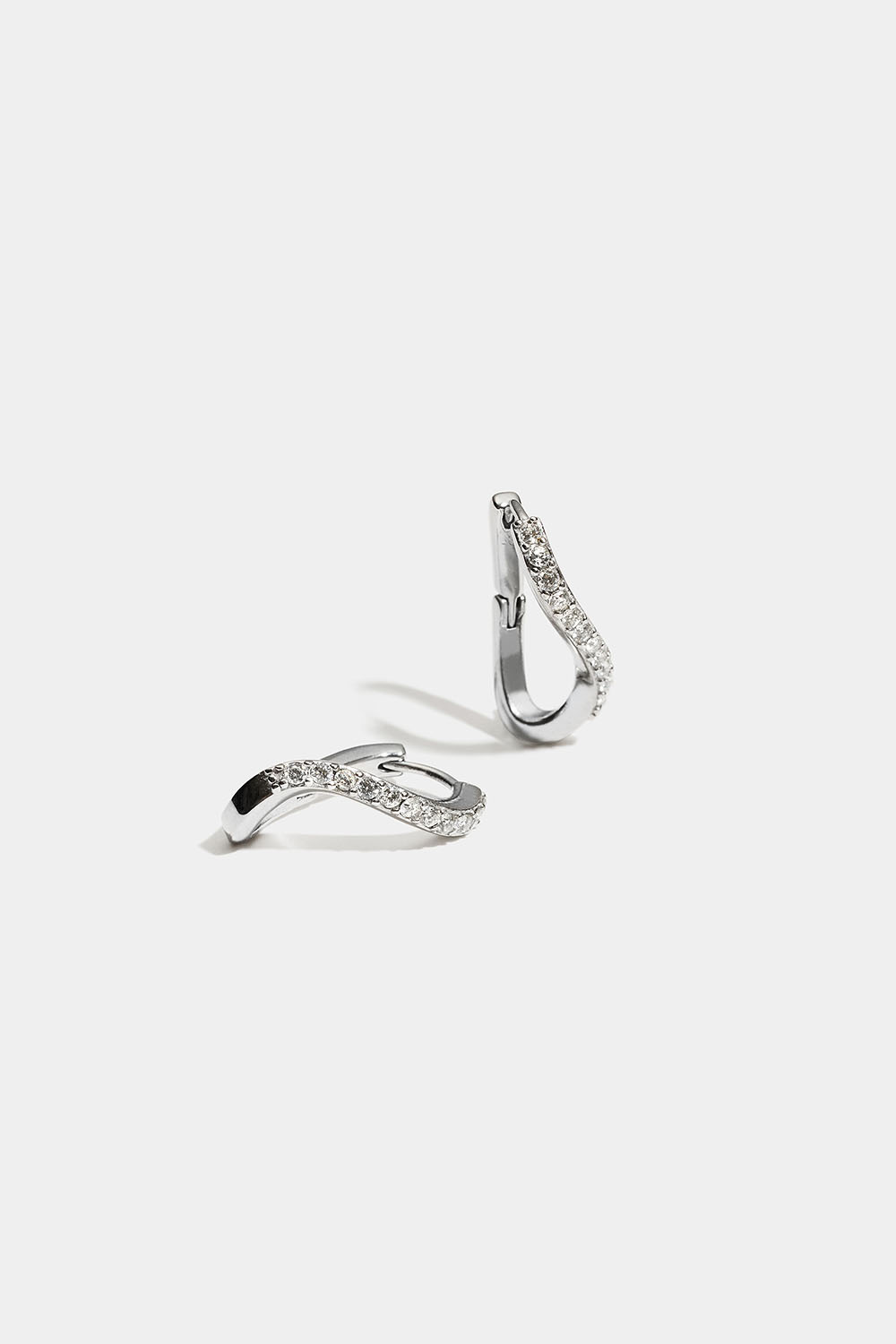 Bølgede creoler i stål med cubic zirconia