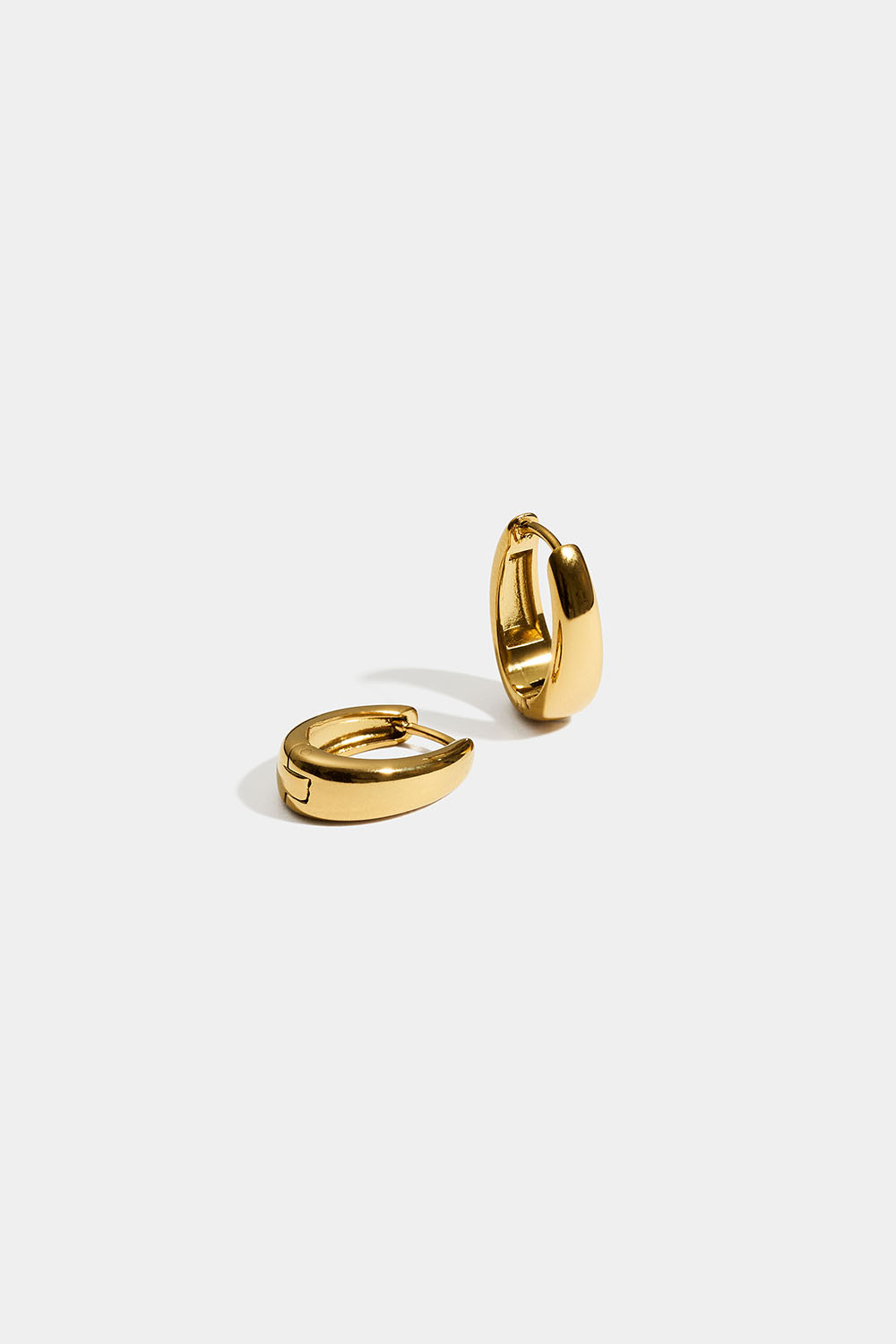 Små ovale hoops i stål med 18 K guld