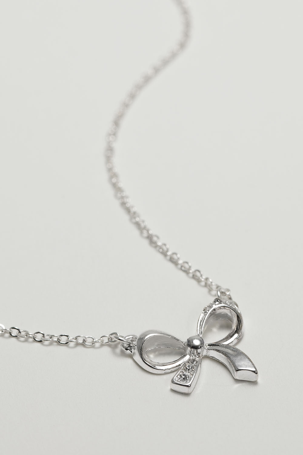 Halskæde med sløjfe og glassten