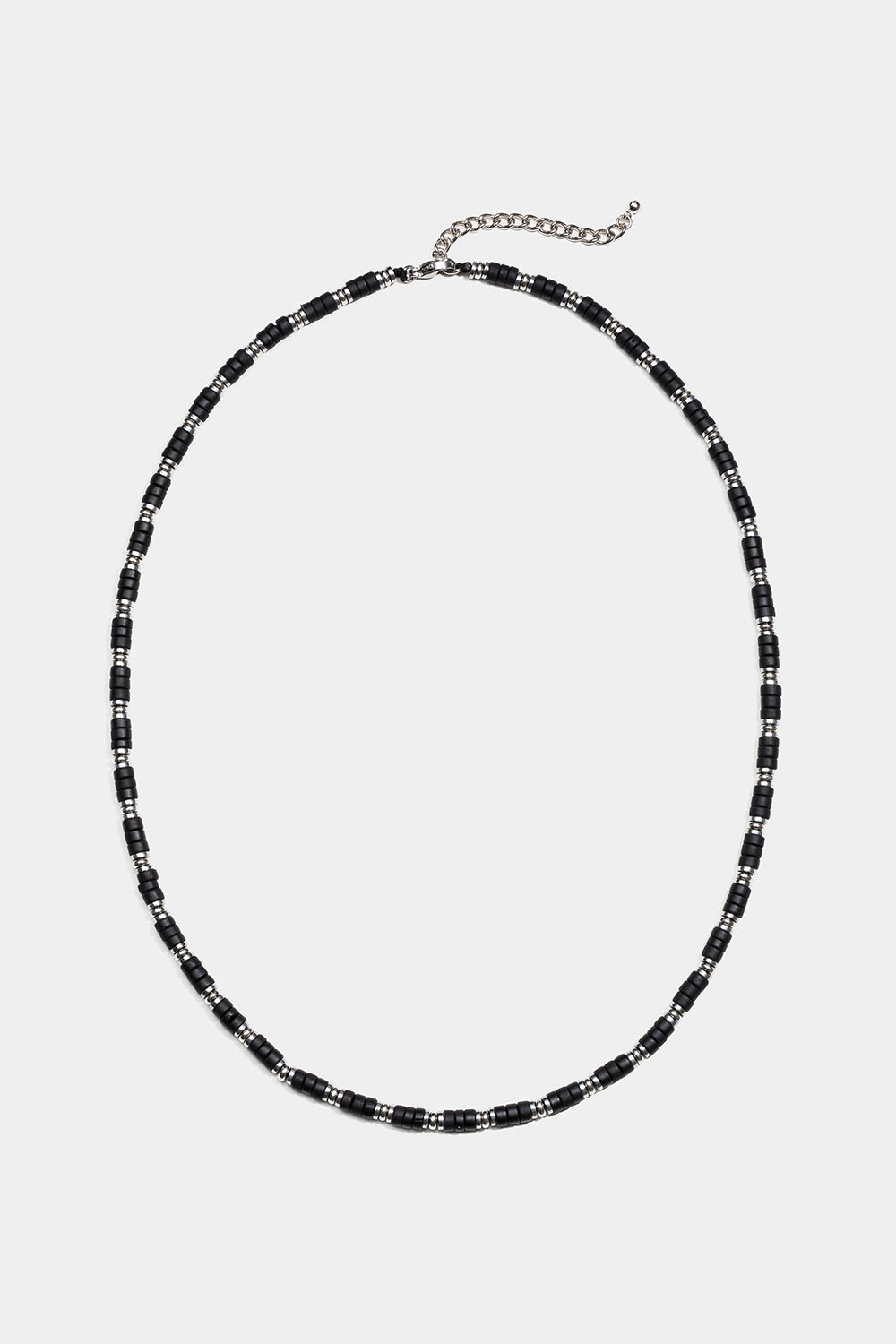 Halskæde med metalperler og sort sten