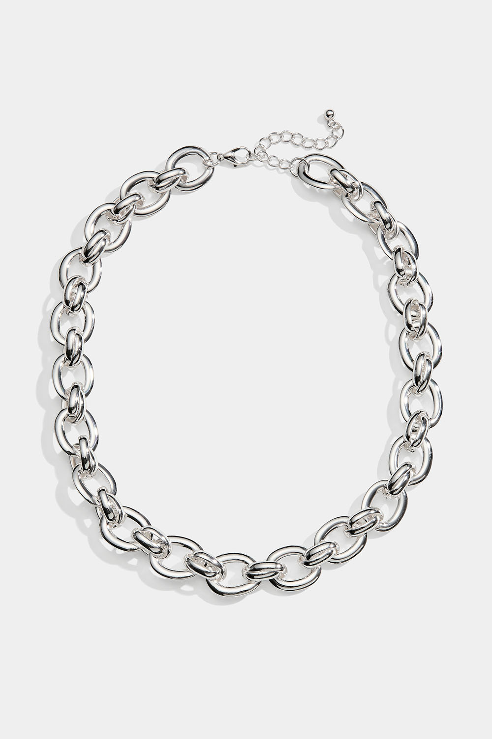 Sølvfarvet kædehalskæde med ovale flade led