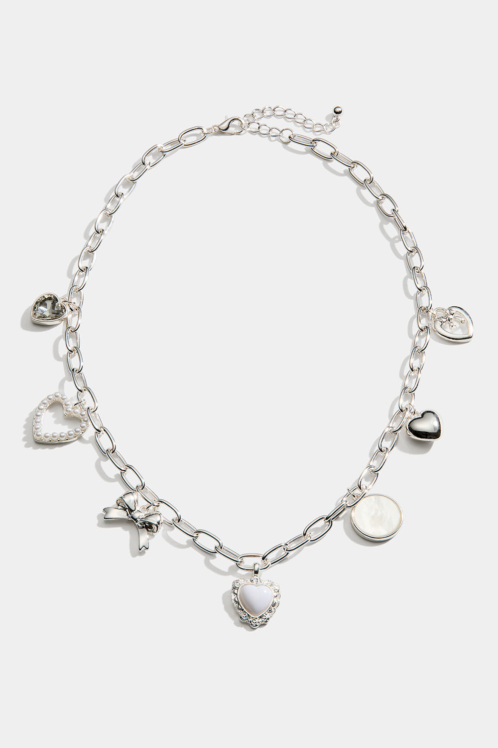 Sølvfarvet halskæde med charms