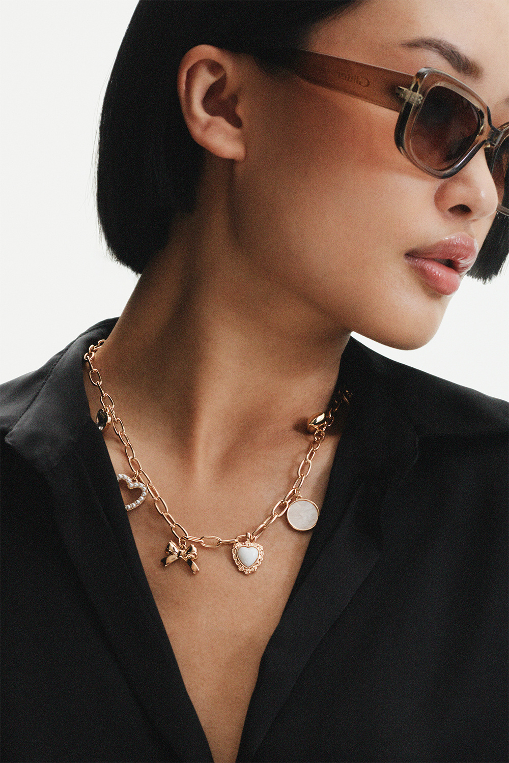 Guldfarvet halskæde med charms