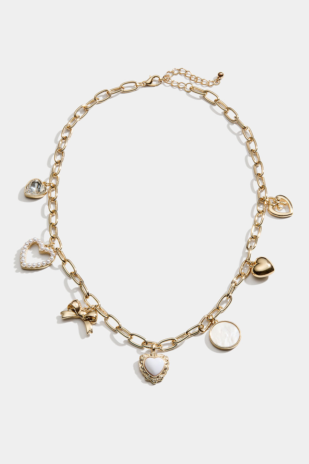 Guldfarvet halskæde med charms