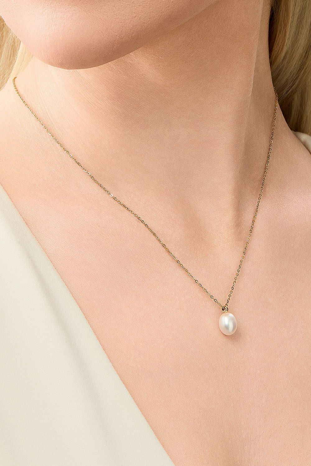 Tynd kæde-halskæde i stål med 18 karat guld og ferskvandsperle