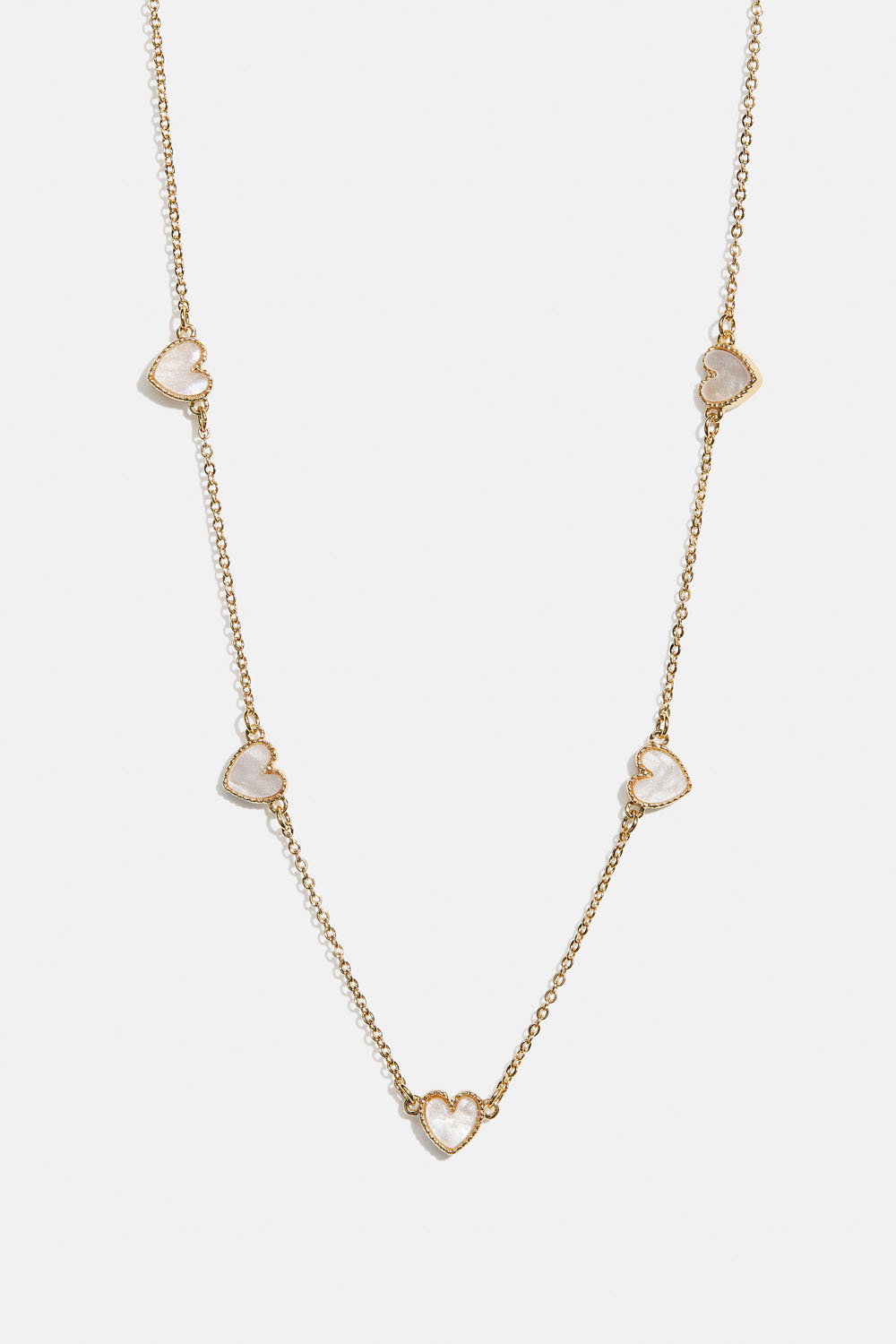 Guldfarvet halskæde med hvide hjerter