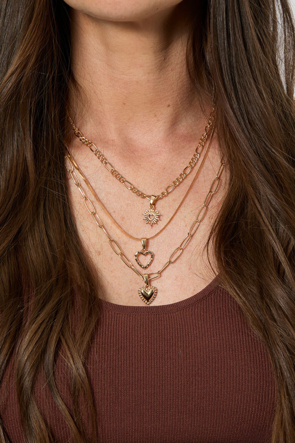 Guldfarvet trippel halskæde med vedhæng