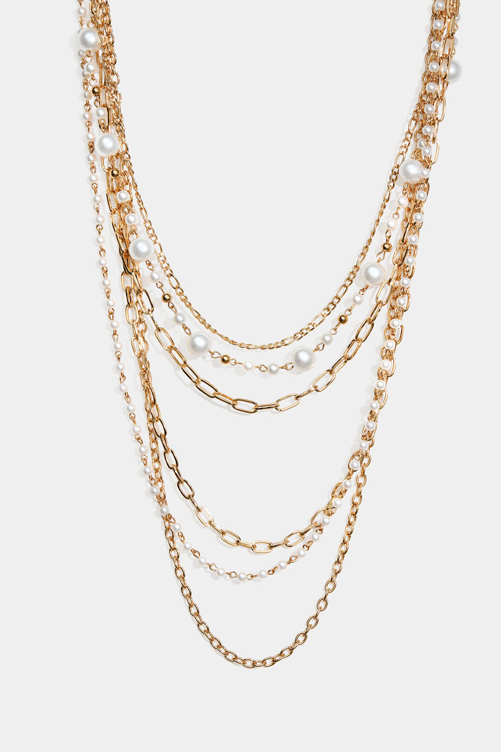 Guldfarvet lang halskæde med perler og forskellige kæder
