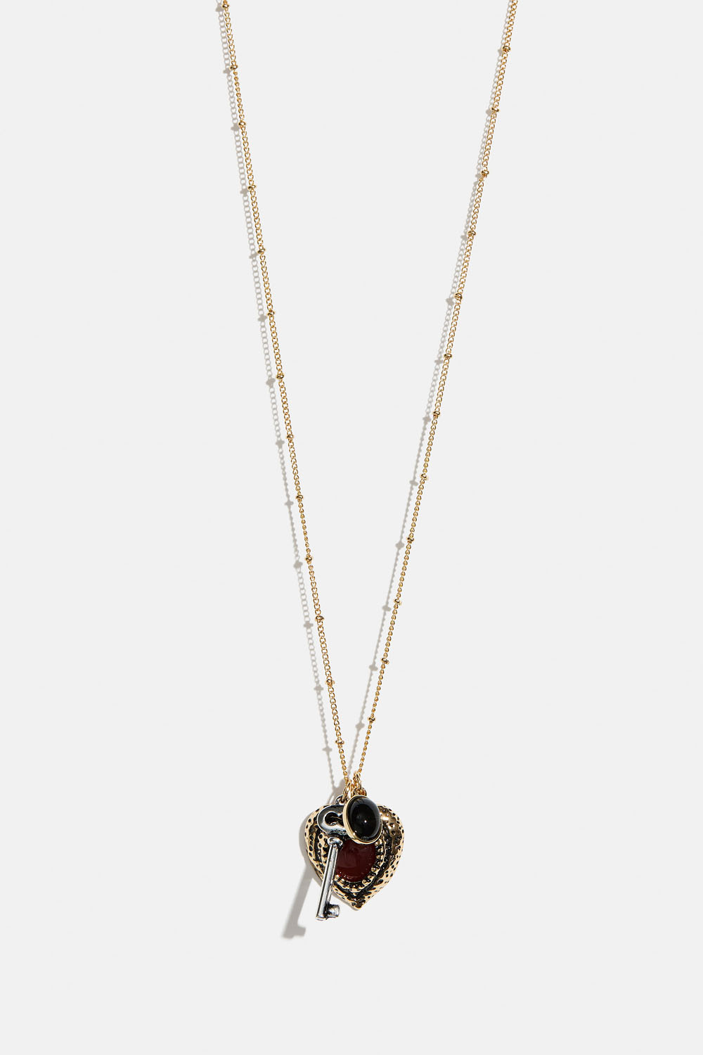 Lang halskæde med hjerte- og nøglecharms