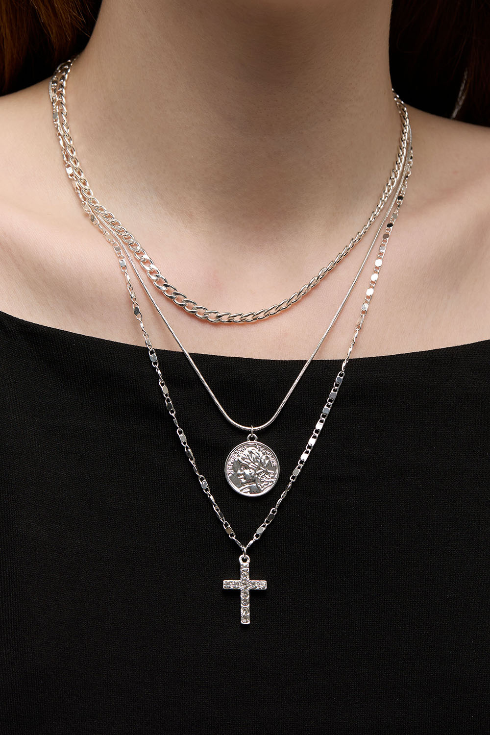 Tredobbelt halskæde med kors og mønt