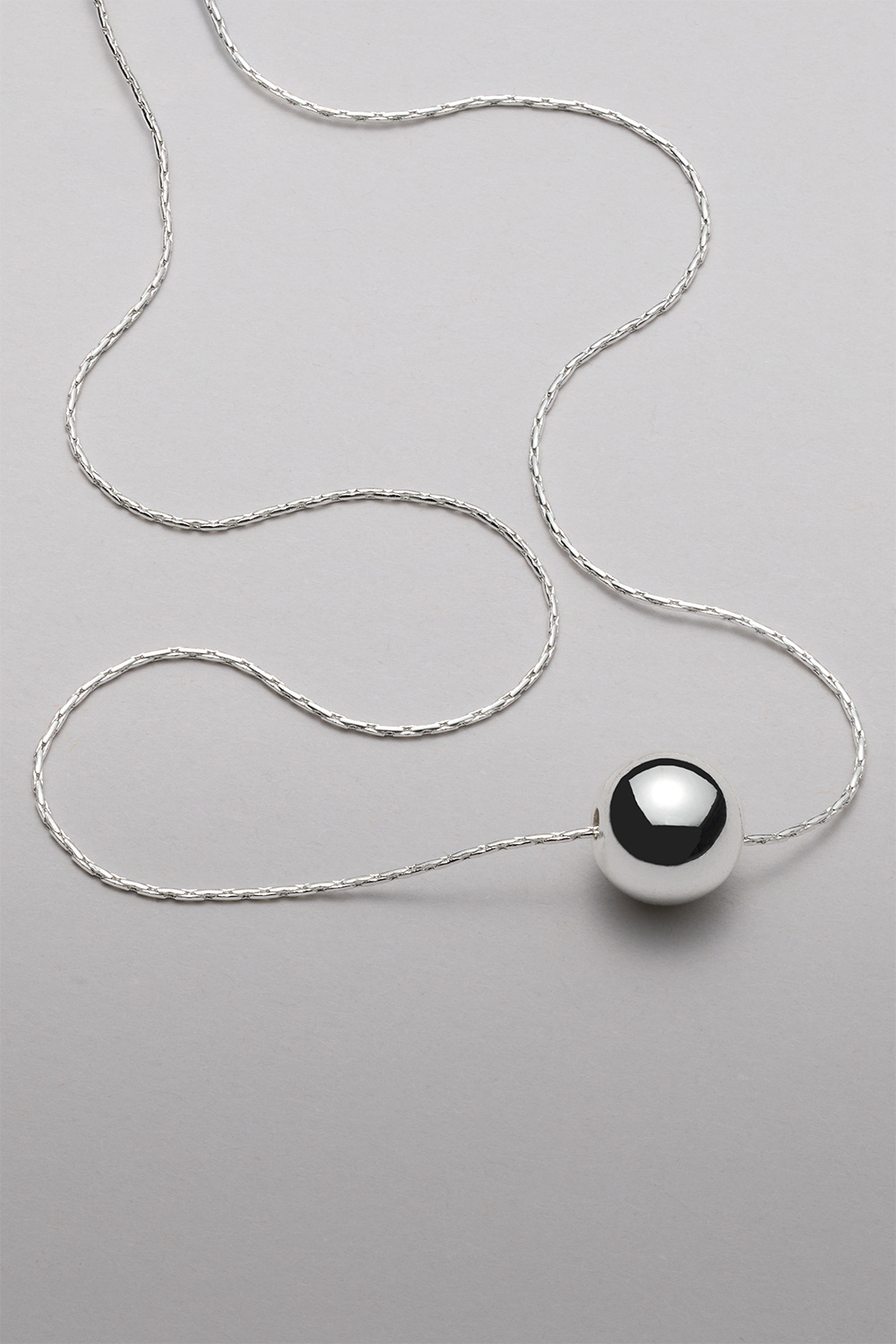 Halskæde med rund kæde og sølvfarvet perle