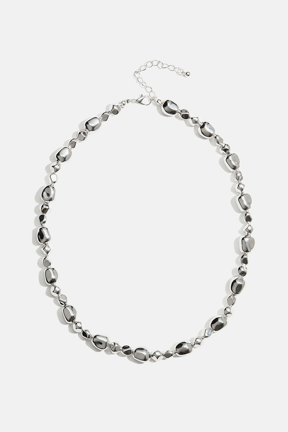 Halskæde med sølvfarvede perler i organisk design