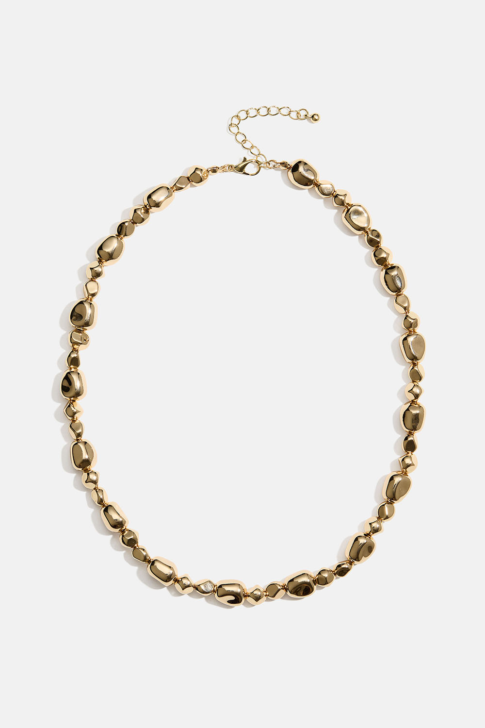 Halskæde med guldfarvede perler i organisk design