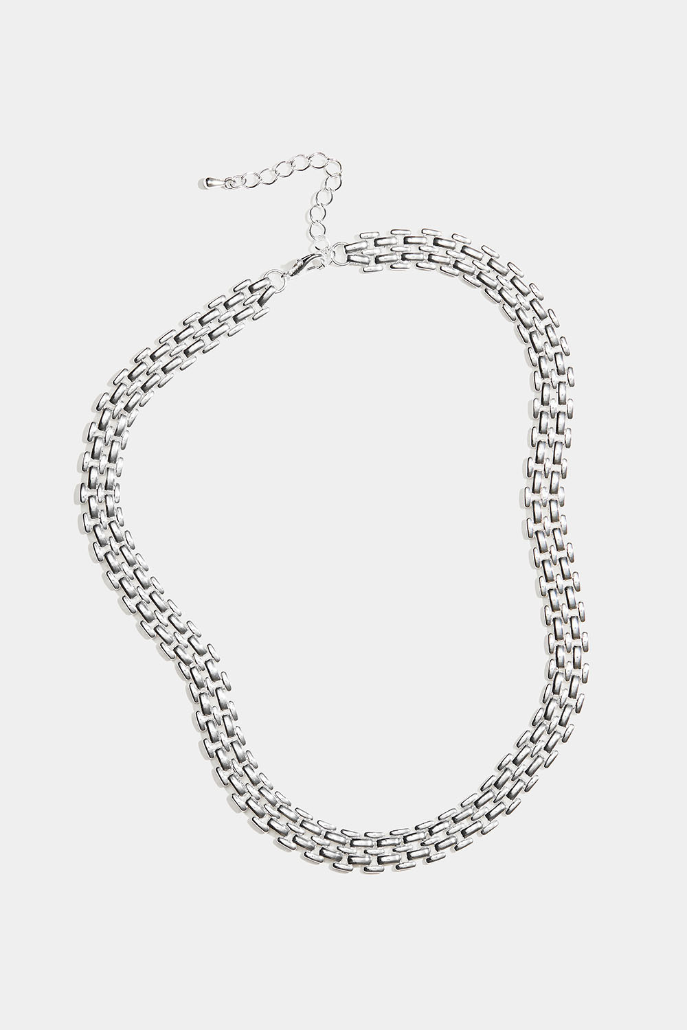 Bred halskæde med en tæt kæde