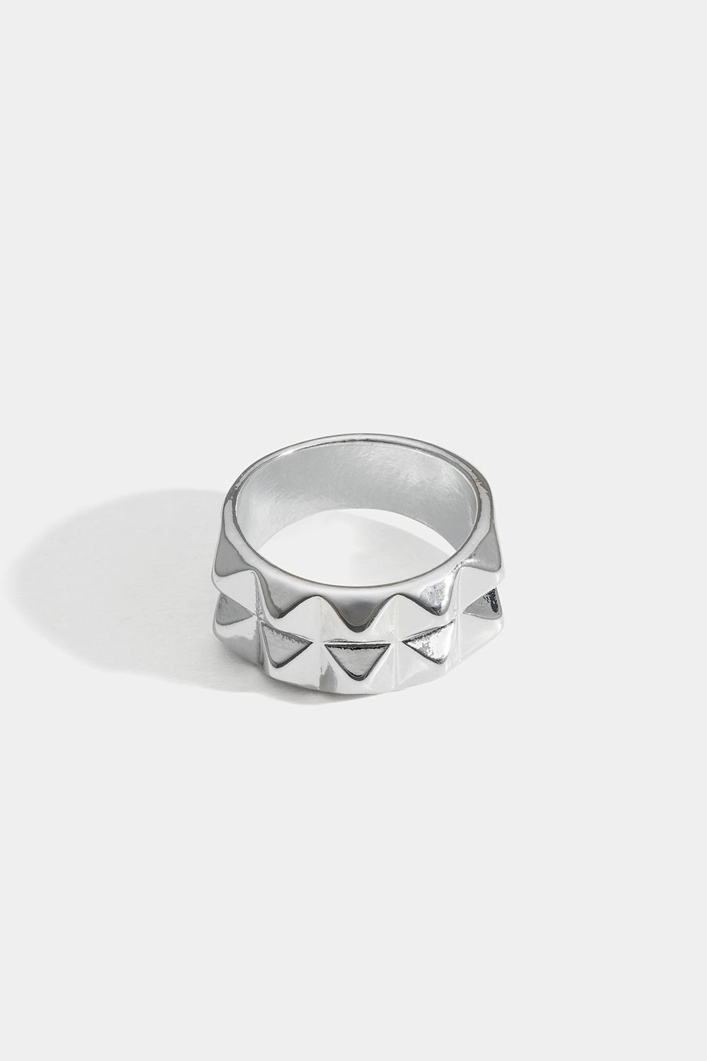 Sølvfarvet ring med nitter