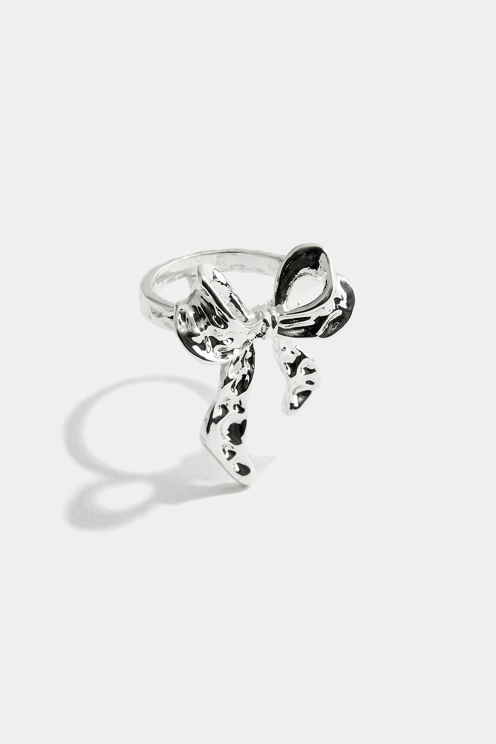 Ring med hamret sløjfe