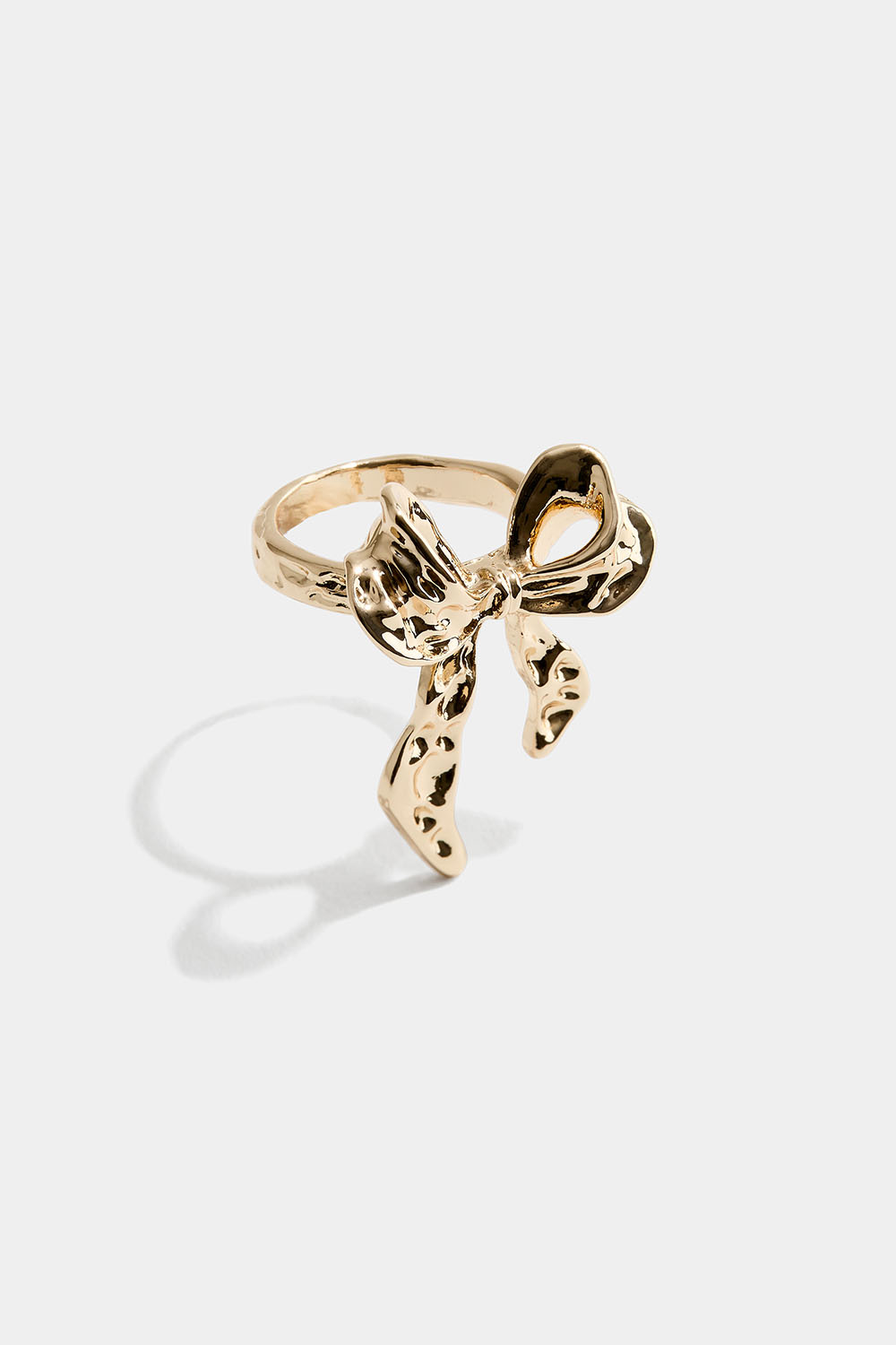 Guldfarvet ring med hamret sløjfe