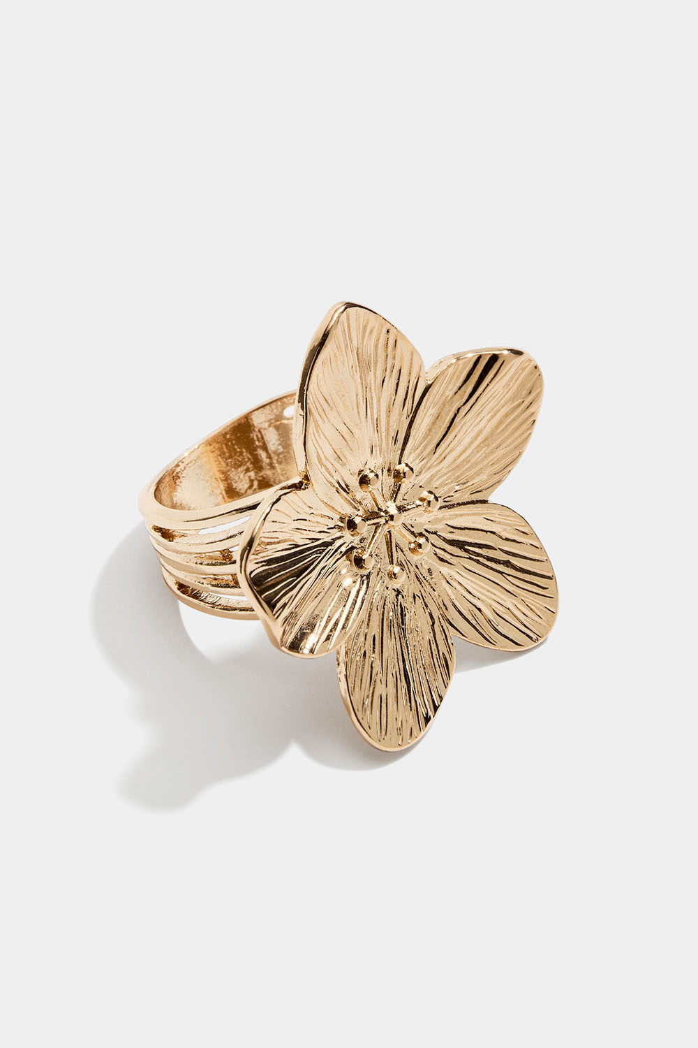 Guldfarvet ring med stor sommerblomst