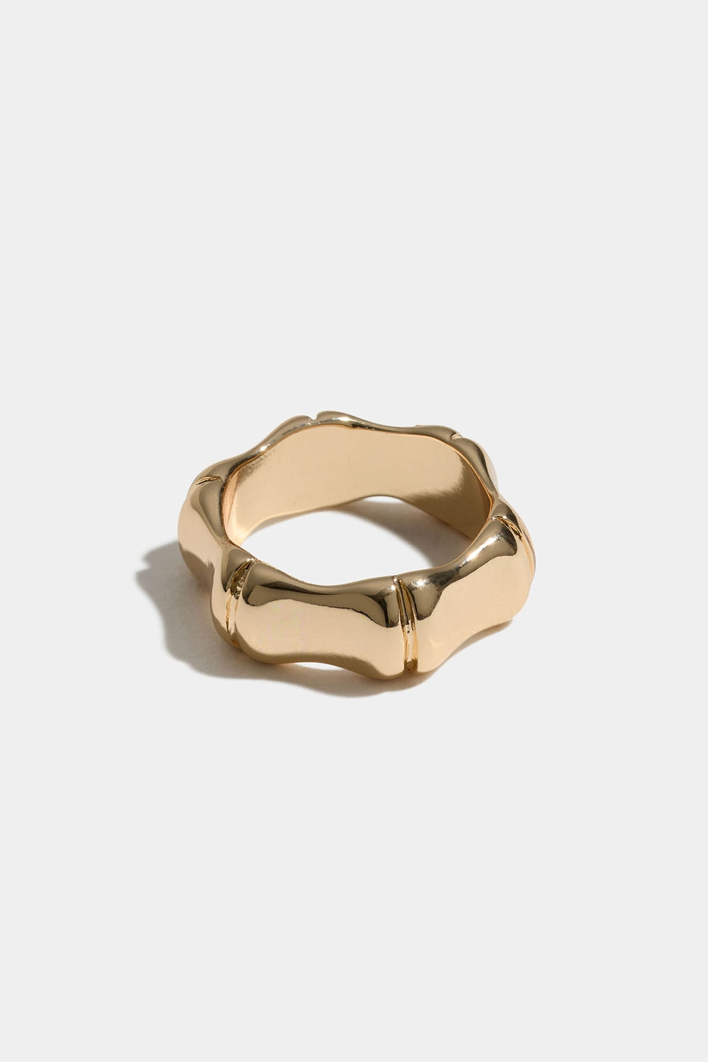Guldfarvet ring med afrundet design