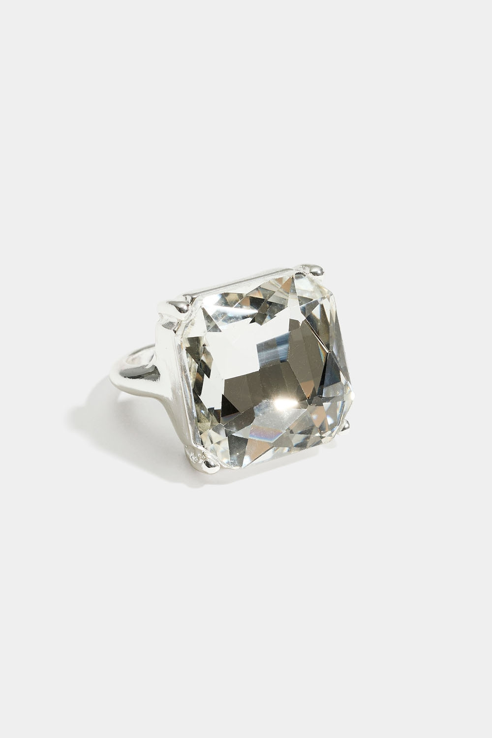 Ring med kvadratisk glassten