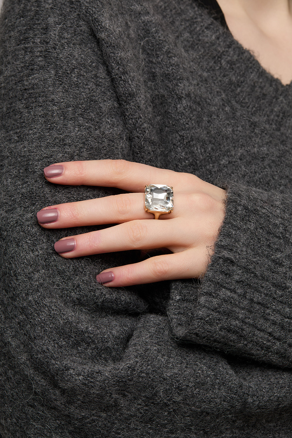 Guldfarvet ring med kvadratisk glassten