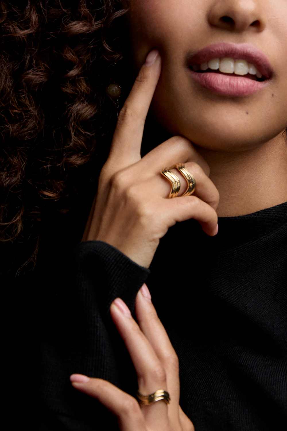 Guldfarvet riflet ring i bølgeform