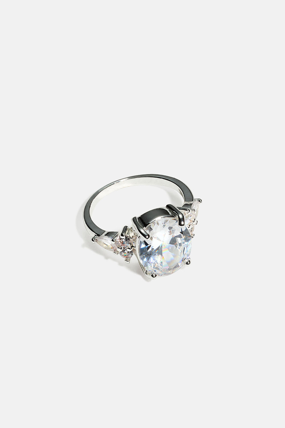 Ring med stor oval glassten