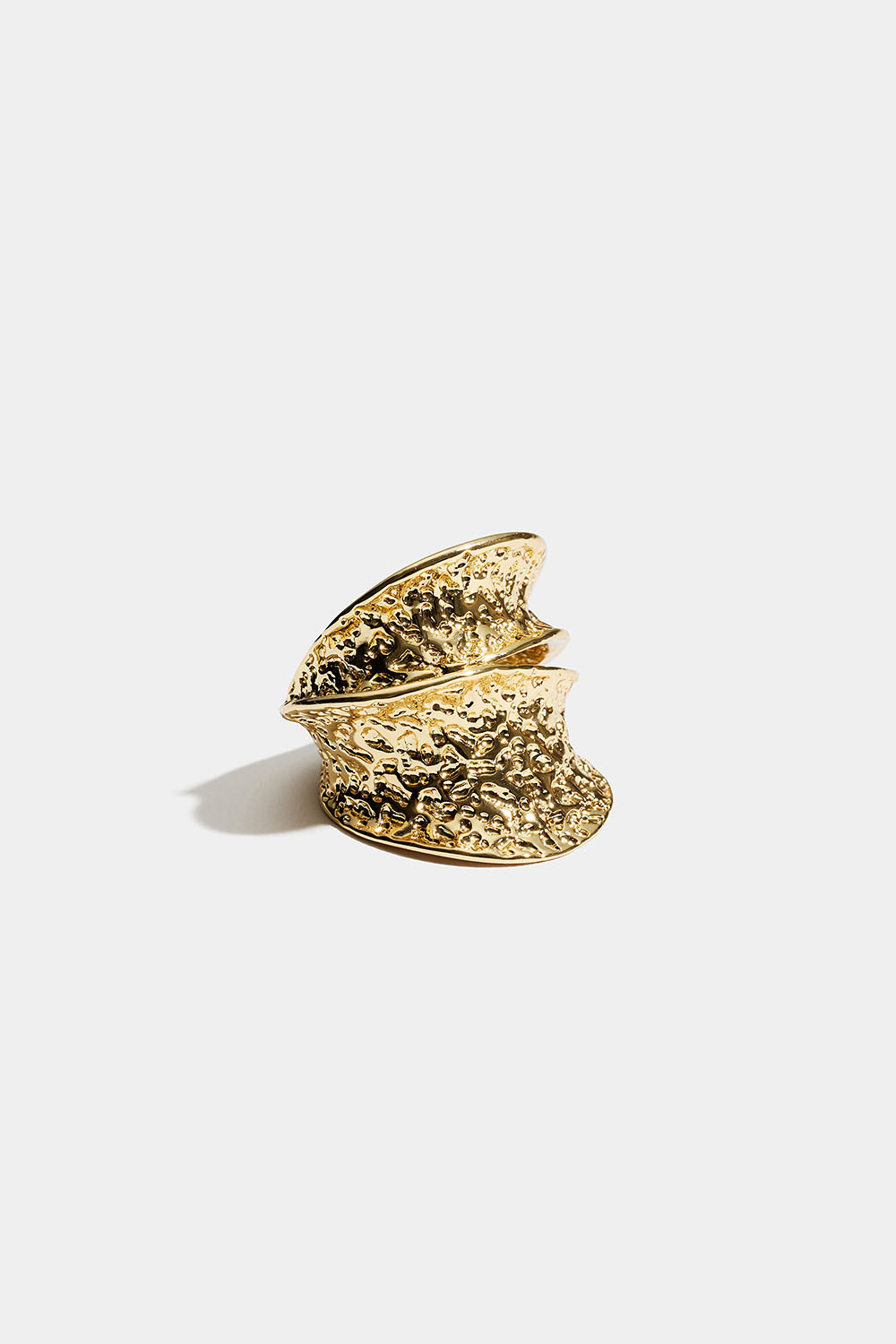 Bred, guldfarvet konkav ring med hamret design